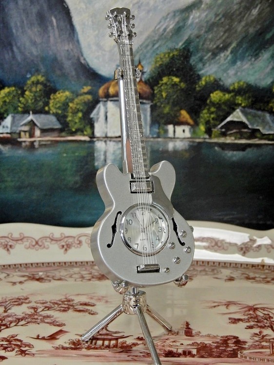 gitara elektryczna z zegarkiem na biurko