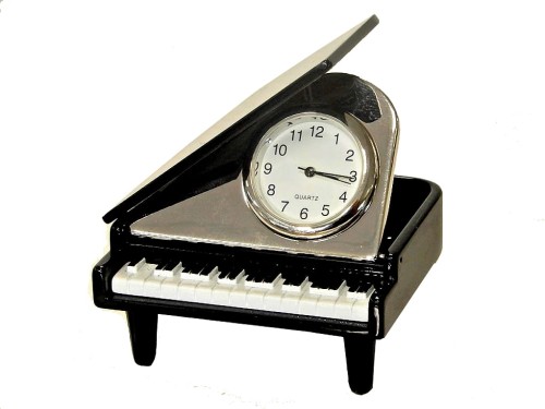 fortepian z zegarkiem dla pianisty