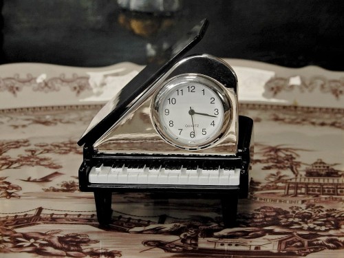 prezent dla muzyka model fortepianu z zegarkiem