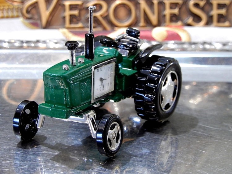 model traktora z zegarkiem dla rolnika