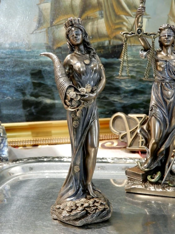 Figurka Fortuny to dekoracja dla miłośnika mitologii oraz symbol powodzenia, szczęścia i dobrobytu.