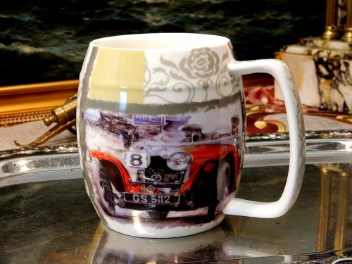 kufel ze starym samochodem