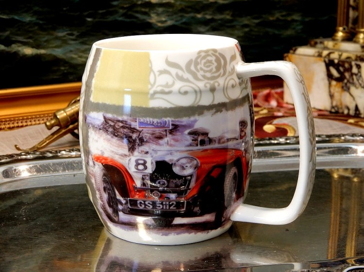 kufel ze starym samochodem