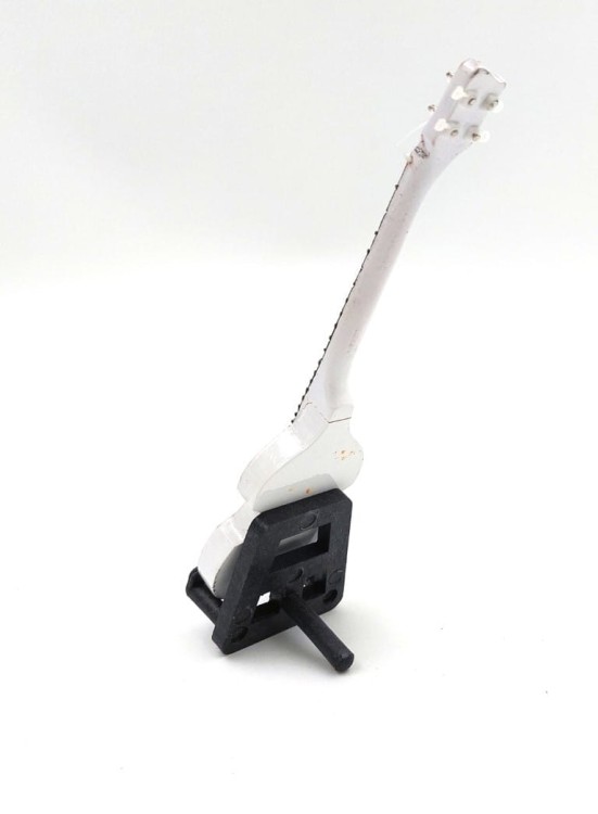 Mini gitara Paul McCartney ze stojakiem, dekoracyjny model dla fana Beatlesów i klasycznych brzmień.
