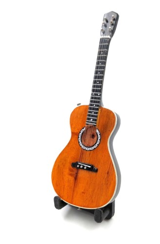 Model mini gitary klasycznej 15 cm ze stojakiem, ciekawy prezent dla muzyka i fana hiszpańskich brzmień.