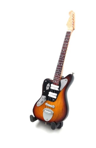 Model mini gitary 15 cm ze stojakiem, ciekawy prezent dla gitarzysty i miłośnika rocka lat dziewięćdziesiątych.