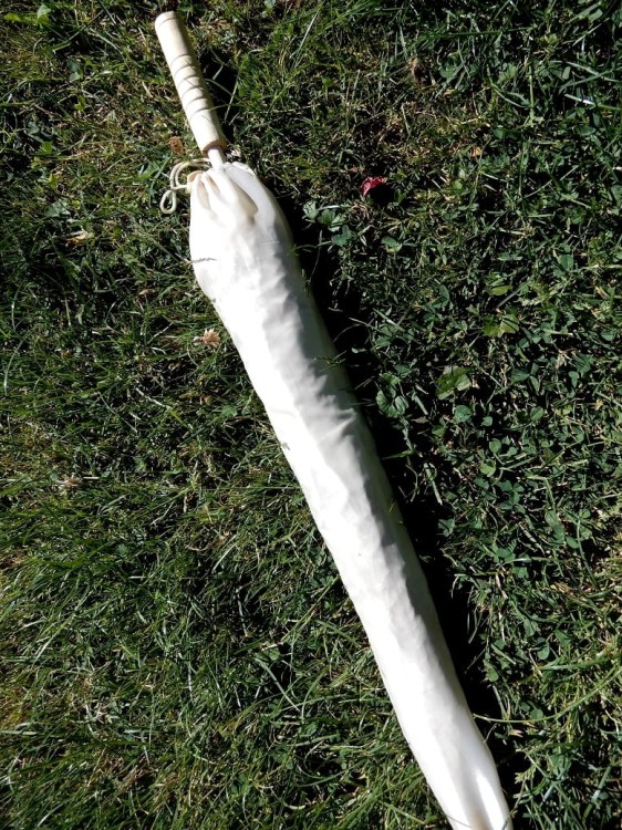 parasolka przeciw słońcu w pokrowcu