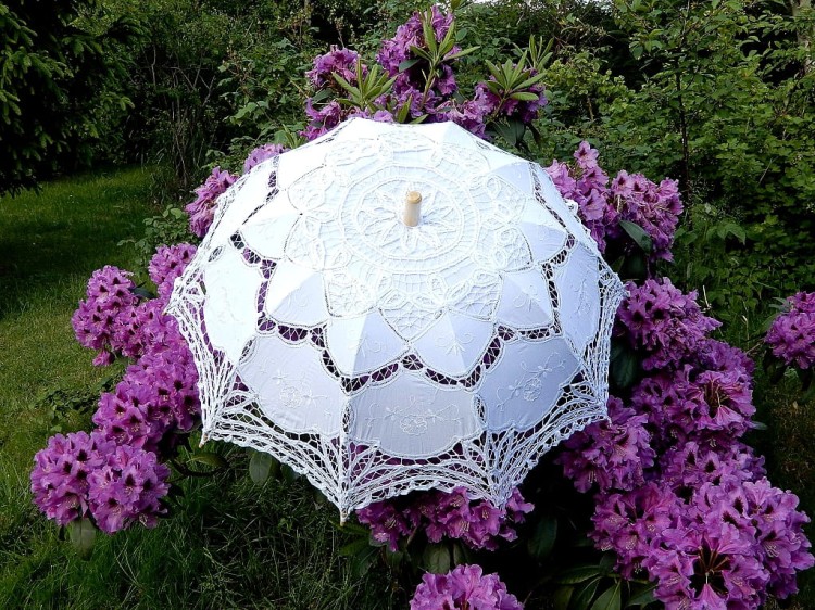 biała parasolka ślubna
