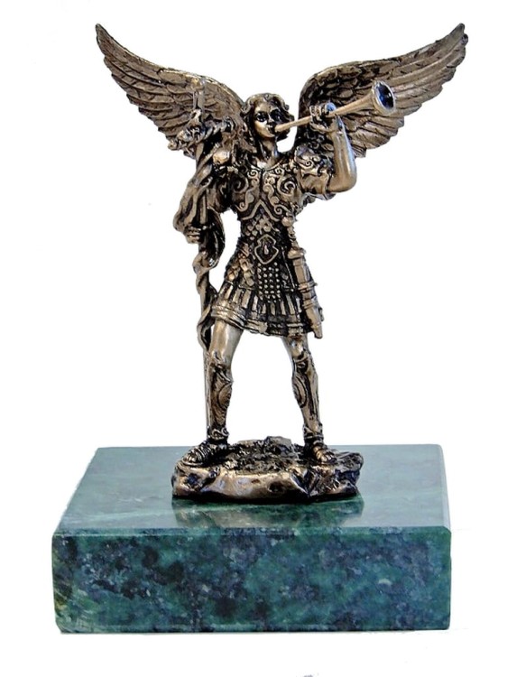 Figurka Gabriela na marmurze