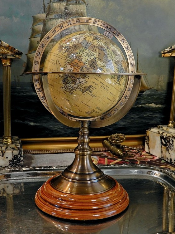 stylowy, klasyczny globus