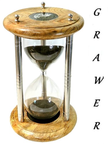 Klepsydra Old Sand Watch 1818 łączy drewno mango, lśniący metal i czarny piasek w eleganckiej oprawie.