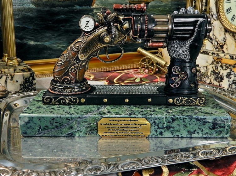 rewolwer steampunk na marmurowej podstawie