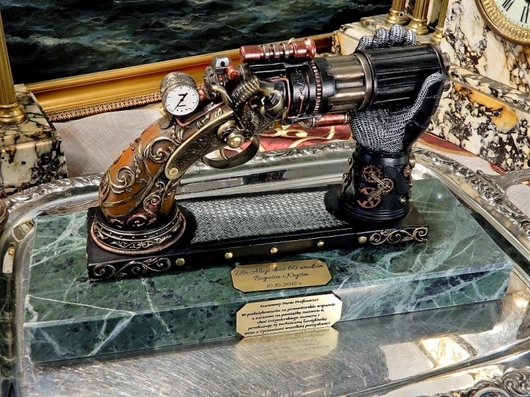 rewolwer w stylu steampunk z dedykacją