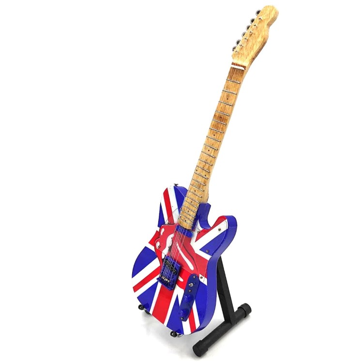 Mini gitara Rolling Stones w skali 1:4 nawiązuje do instrumentu Keitha Richardsa i rockowej sceny.