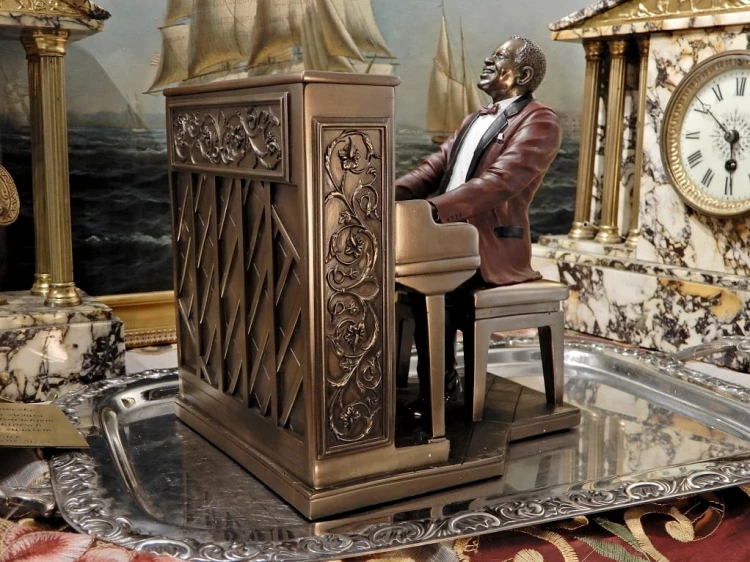 Pianista przy fortepianie w eleganckiej marynarce i muszce.