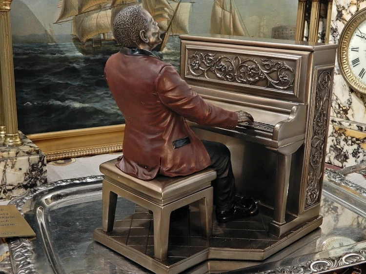 Kolekcjonerska figurka pianisty pasująca do innych modeli muzyków Veronese.