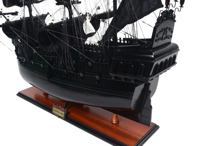 duży model galeonu pirackiego