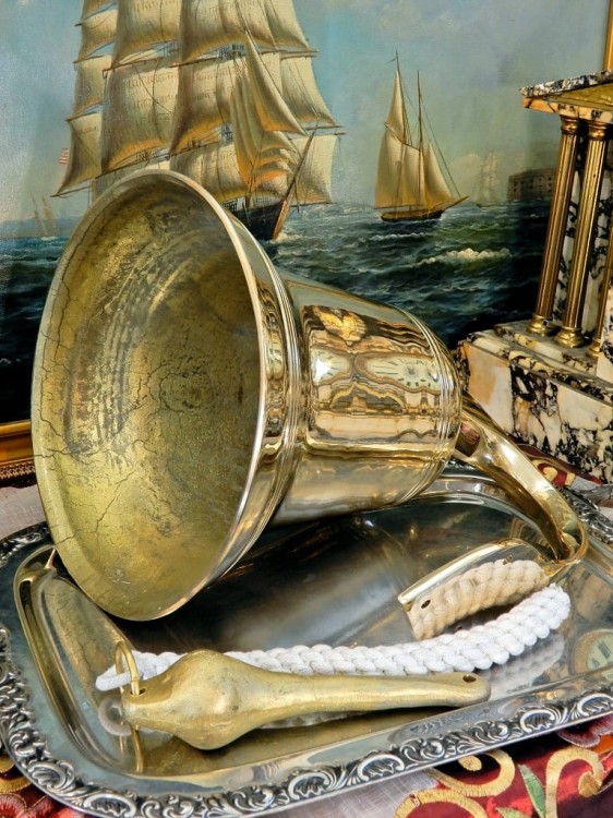 piękny dzwon mosiężny