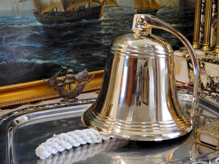 duży dzwon na ścianę