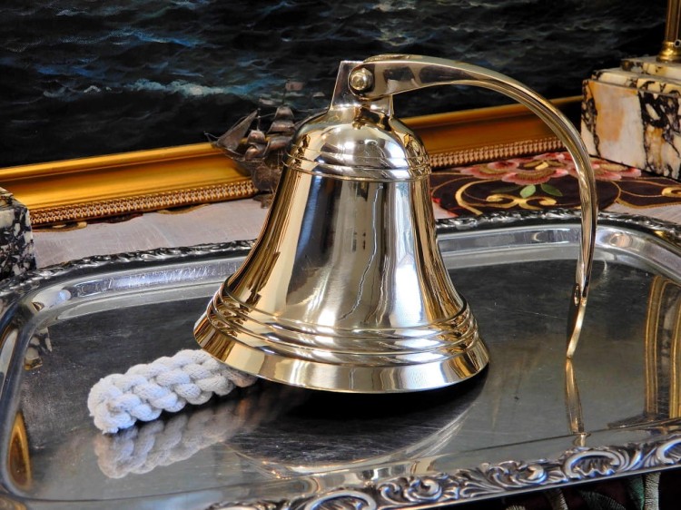 wspaniały dzwon mosiężny