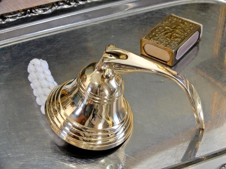 dzwonek naścienny złoty