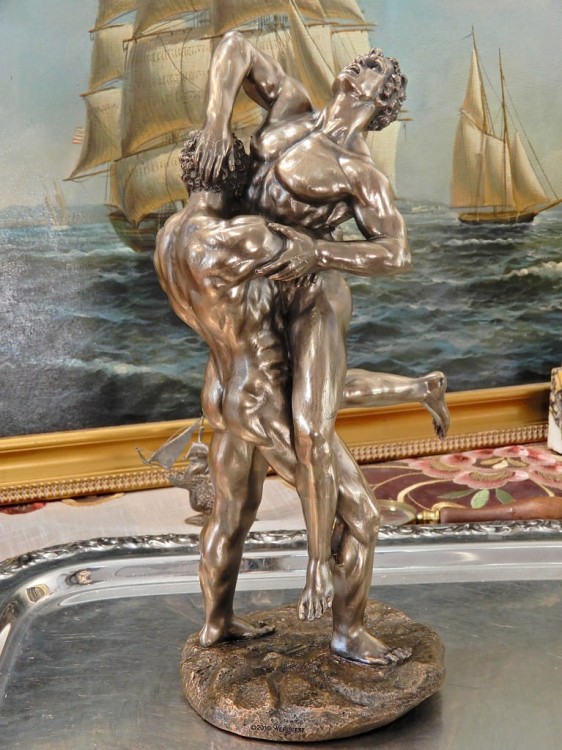 Figurka Veronese z muskularnymi mężczyznami w mitologicznym pojedynku