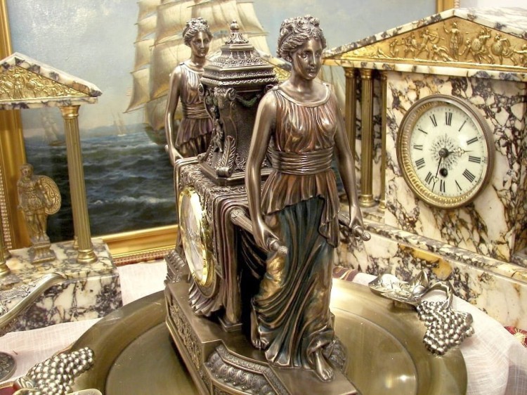 lektyka niesiona przez dwie kobiety zegar kominkowy