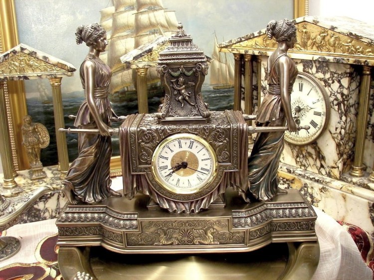 piękny zegar kominkowy w niespotykanej formie