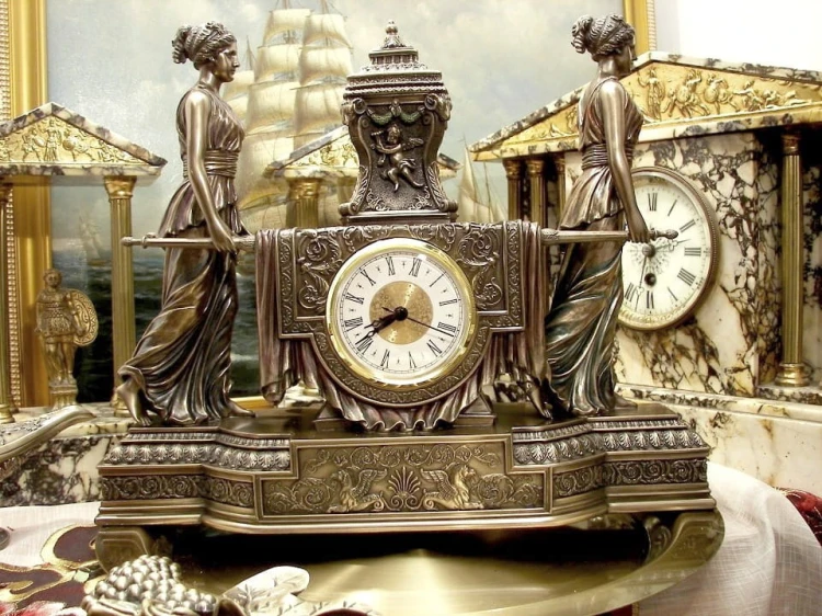 Zegar Veronese z lektyką i postaciami kobiet nadaje wnętrzu teatralny klimat dawnej epoki.