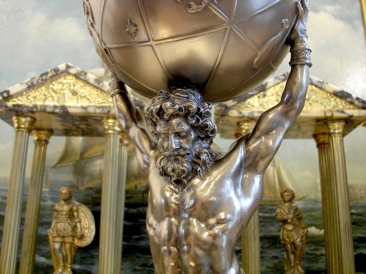 prezent na urodziny Atlas ze szkatułką Ziemią na barkach