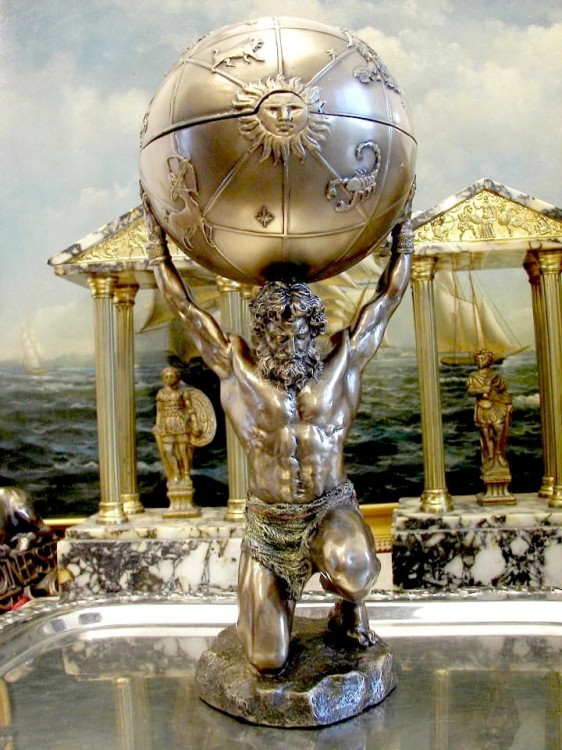 Figurka szkatuła Atlas z ziemią na ramionach super prezent