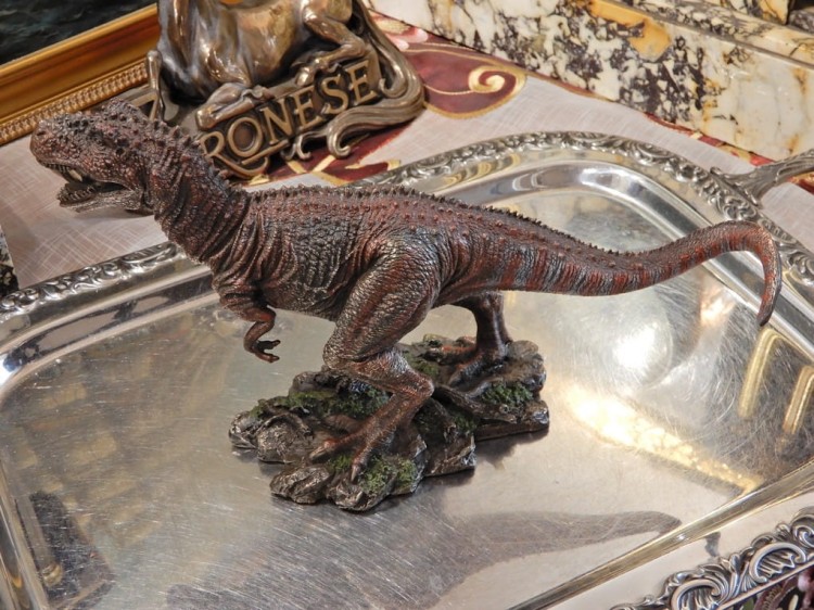 Piękna figurka Tyranozaura