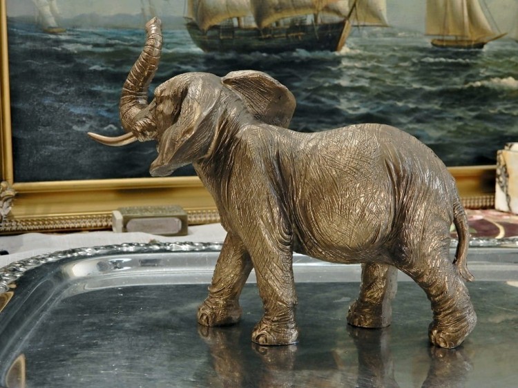 Słoń realistyczna figurka dla biologa.