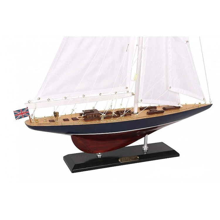 Duży model żaglówki Endeavour o wysokości 70 cm efektownie prezentuje się jako dekoracja marynistyczna.