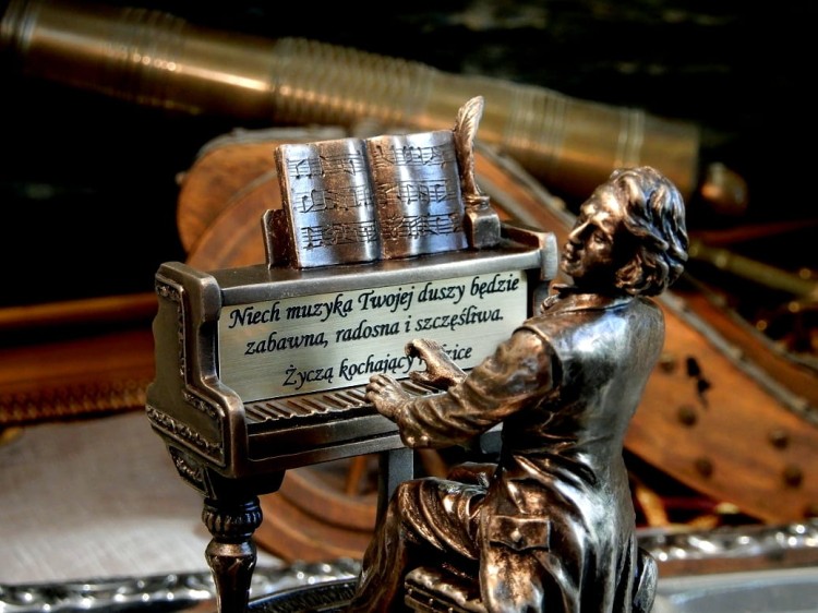 Chopin przy fortepianie figurka z dedykacją