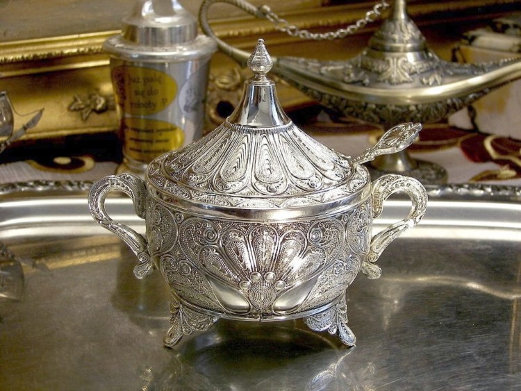 trafiony prezent cukiernica metalowa posrebrzana ozdobiona