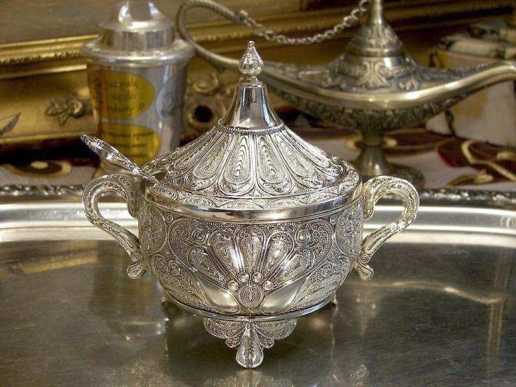 srebrna cukierniczka z delikatnym wzorem orientalnym