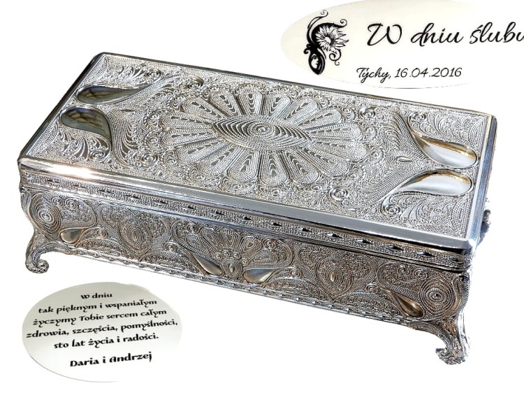 szkatułka posrebrzana z orientalnym ornamentem