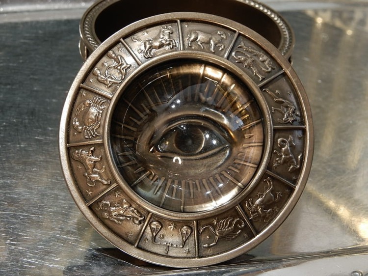 tajemnicza szkatułka z okiem i znakami zodiaku