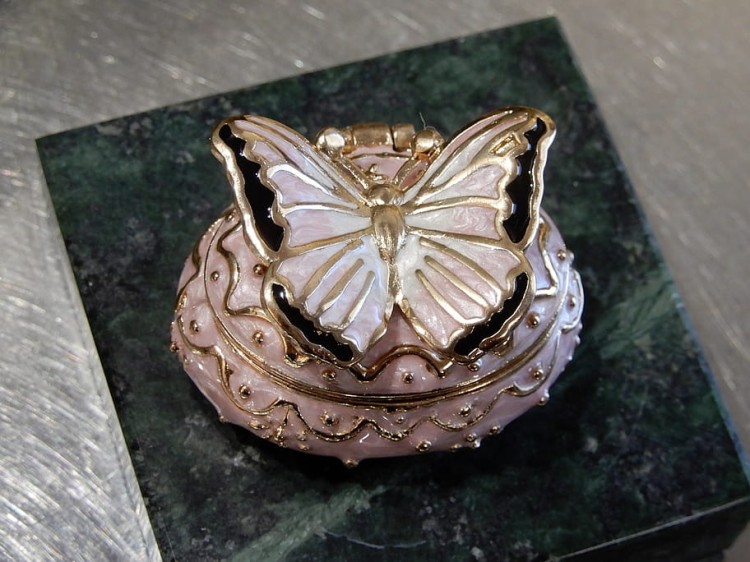 mała szkatułka na pierścionek zaręczynowy