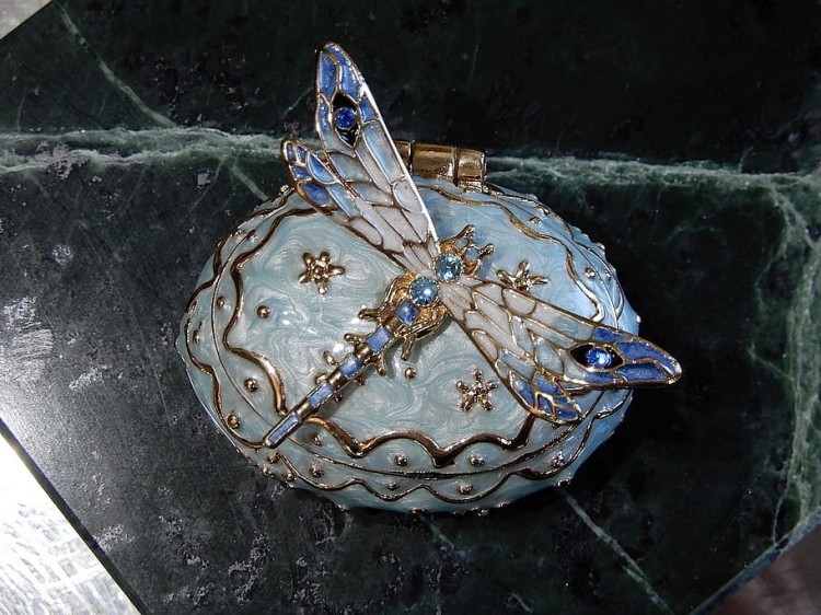 błękitna szkatułka z ważką