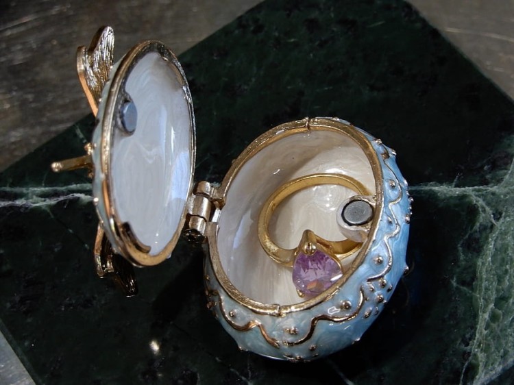 szkatułka na pierścionek zaręczynowy