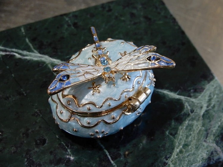 ekskluzywna szkatułka z ważką