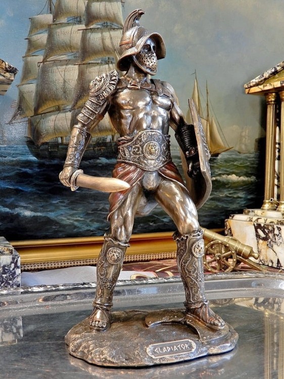 rzymski gladiator w bojowej postawie