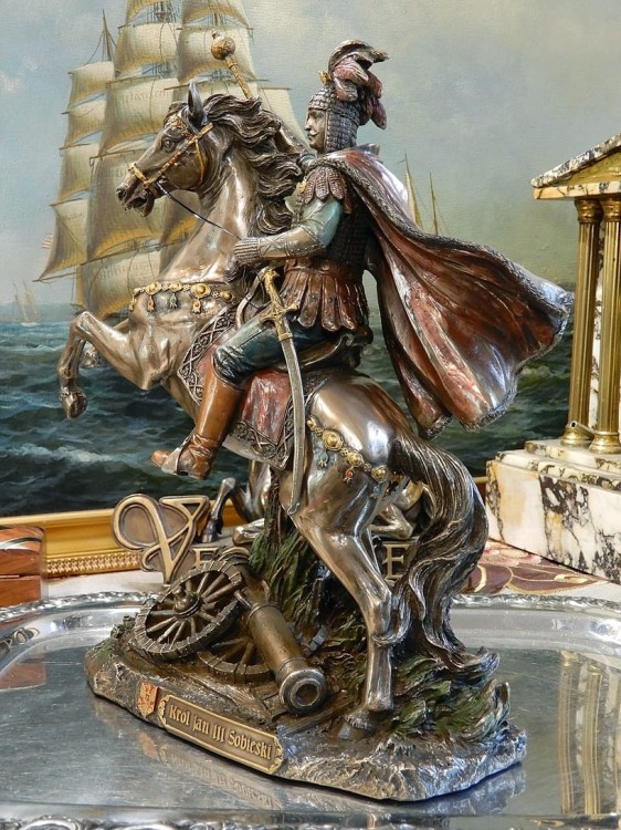 Jan III Sobieski z buławą na wspiętym koniu