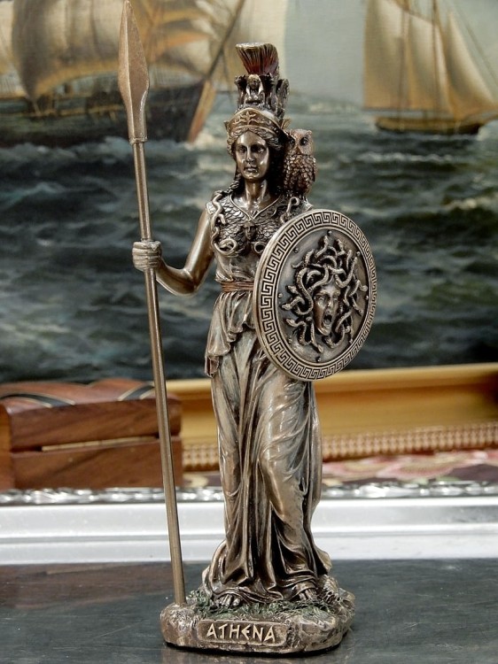 Bogini Atena z włócznią i ozdobną tarczą, efektowna figurka na prezent dla miłośnika mitologii i starożytnej Grecji.