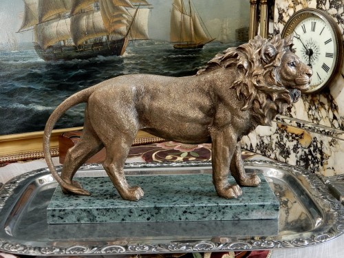 figurka lwa na marmurowej podstawie