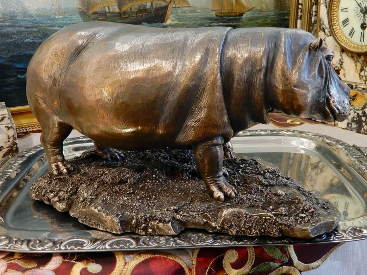 Figurka hipopotama z młodym Veronese, symbol siły, opieki i rodzinnej więzi do gabinetu lub salonu