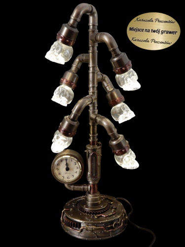 Lampa z zegarem Veronese w stylu steampunk z sześcioma czaszkami, rurami i dekoracyjnymi trybami