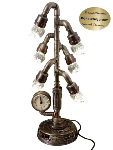 Lampa steampunk Veronese z zegarem i świecącymi czaszkami, dekoracyjny prezent dla fana fantasy